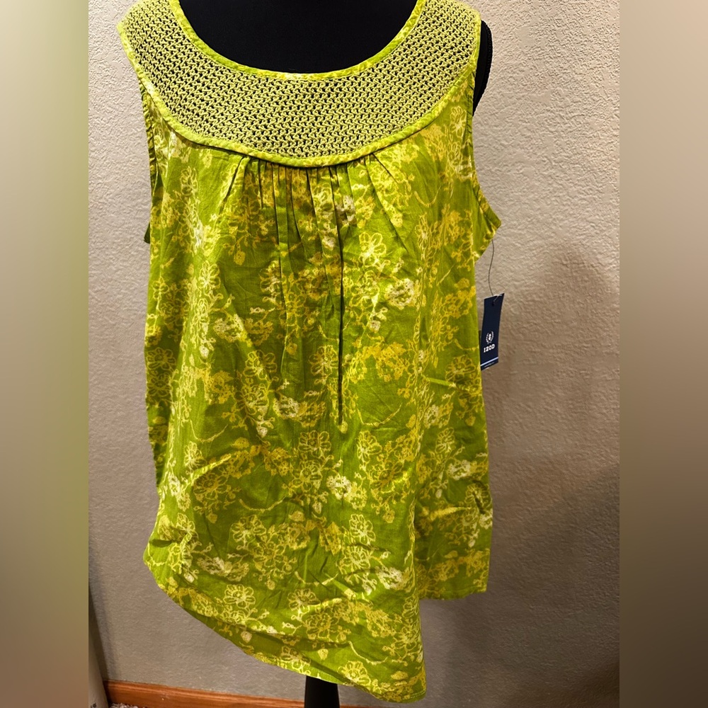 IZID TEQUILA LIME Floral Sleeveless Blouse